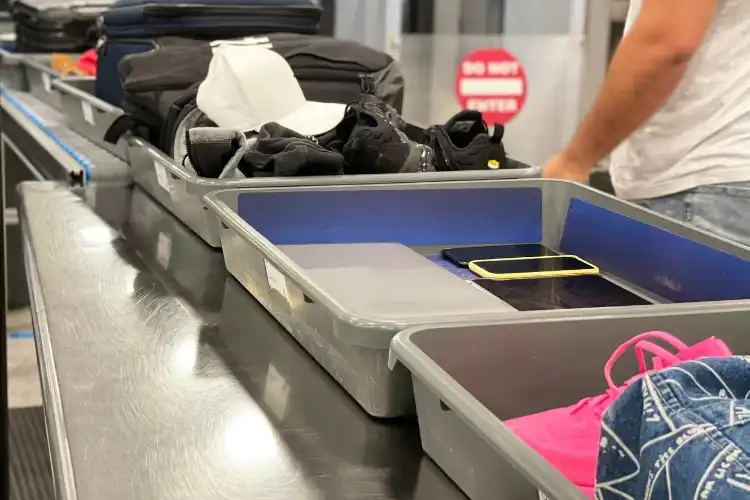 Ao viajar com equipamentos, você deve retirá-lo da mochila no raio-x do aeroporto.
