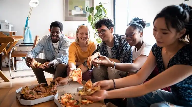 Compartilhar apartamento na Itália e dividir uma pizza