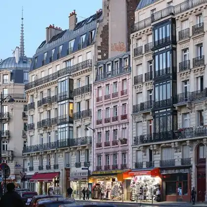 Prédios de apartamentos em uma rua de Paris