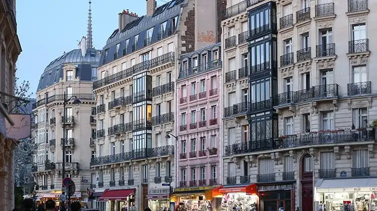 Prédios de apartamentos em uma rua de Paris