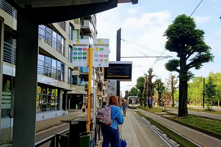 Menina pega o transporte público na Bélgica