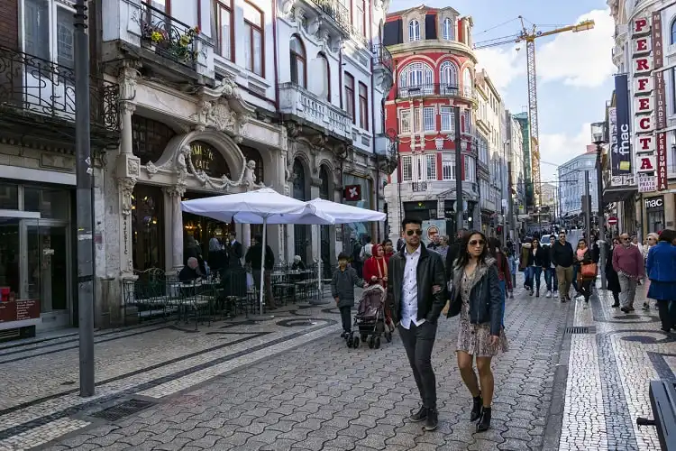 Consumidores fazendo compras em Portugal