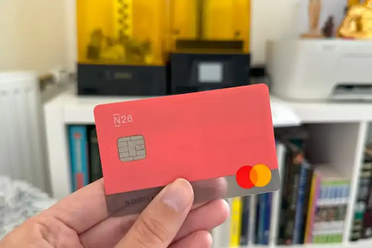 Mão segurando cartão do banco digital N26 na Alemanha.