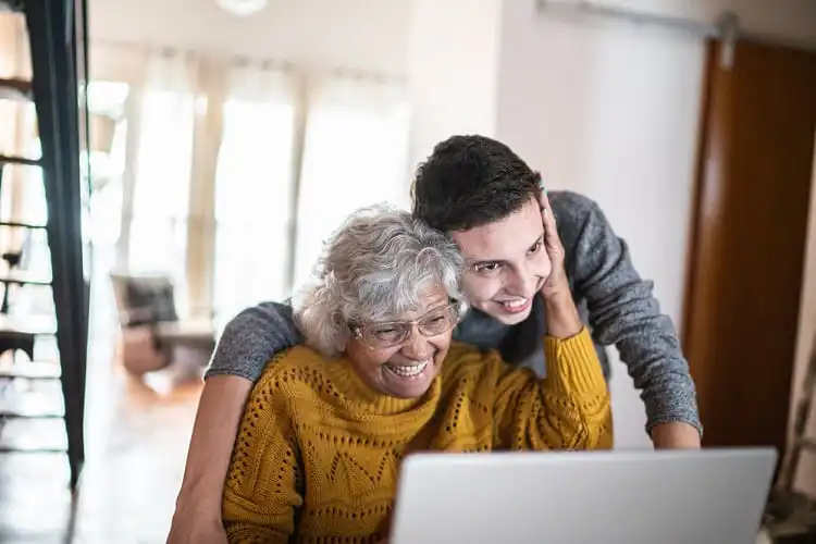 Imigrantes podem manter contato com os avós pela internet