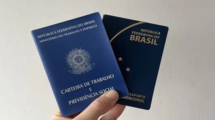 Carteira de trabalho e passaporte brasileiros