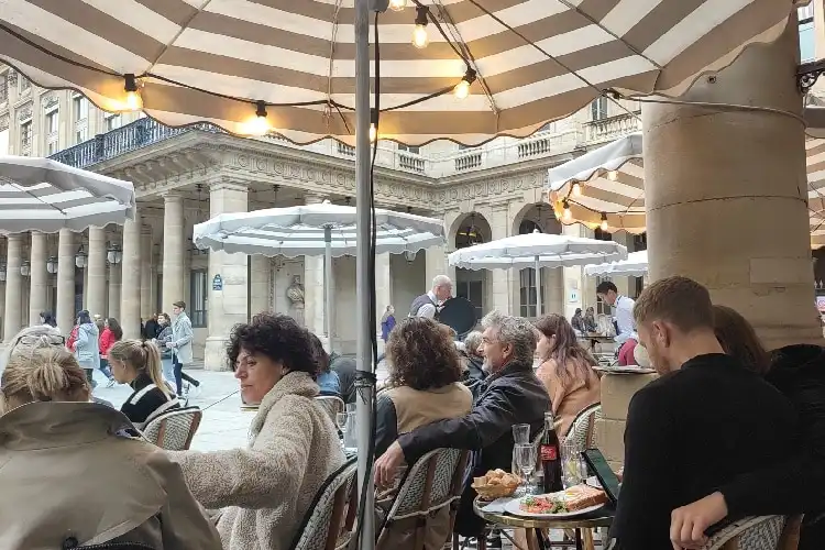 Parisienses sentados em um restaurante na capital francesa.