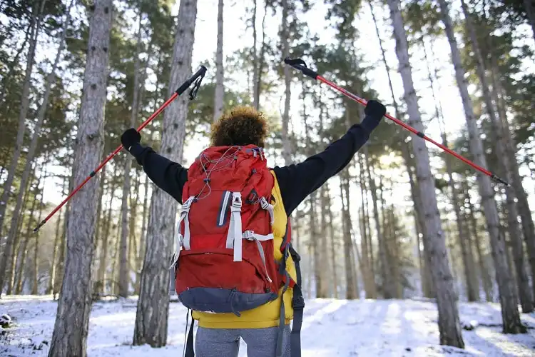 Mulher esquiando, prática que é coberta pelo Coris seguro viagem