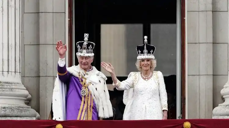 Aparição do Rei Charles e da Rainha Camilla após a coroação