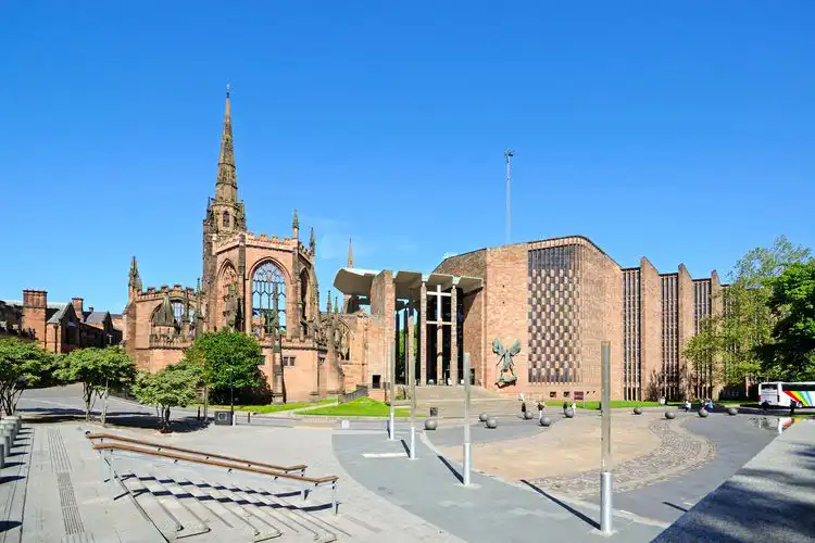 Catedral da cidade de Coventry é um lindo dia de sol.
