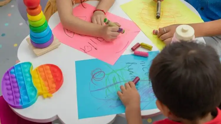 Crianças desenhando em uma creche em Portugal