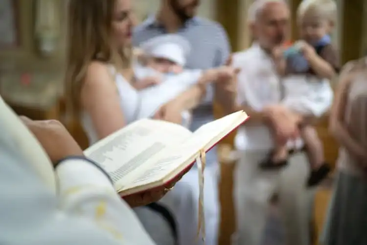 Batizado de crianças na Igreja Católica com nomes e sobrenomes italianos.