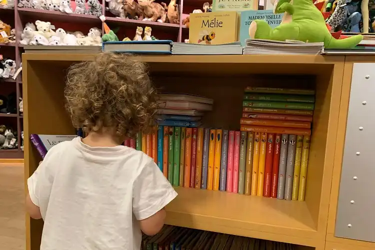 Criança na Bélgica, em biblioteca.
