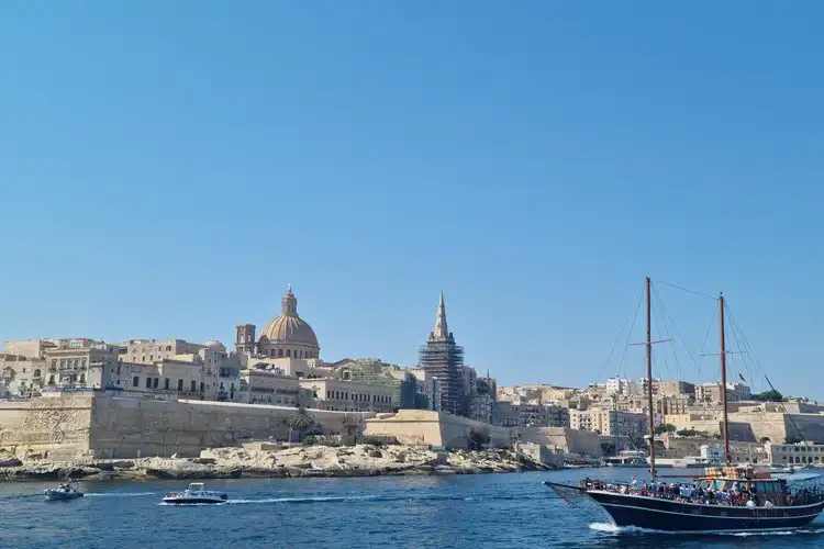 Costa de Malta em um lindo dia de sol