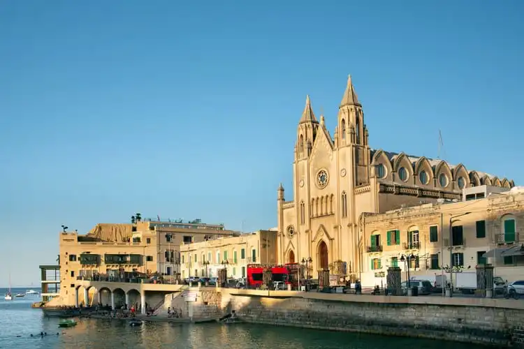 Catedral da cidade de St. Julian, destino de Malta com vários cursos de ingllês
