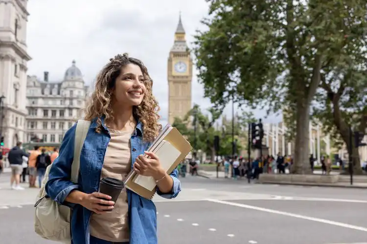 Estudante de pós-graduação na Inglaterra caminhando pelas ruas de Londres. 