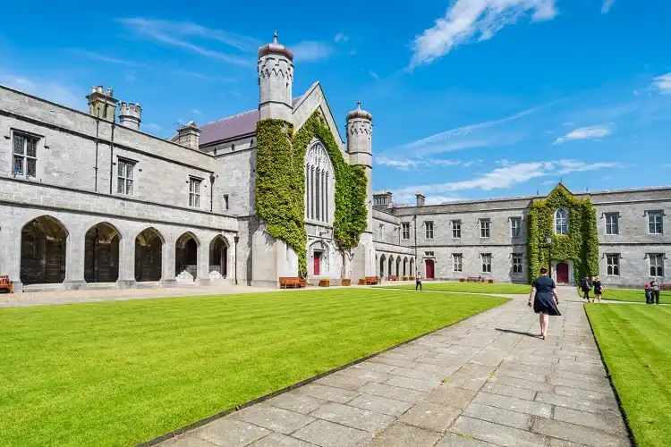 Campus da Unidade de Galway em dia de sol na Irlanda