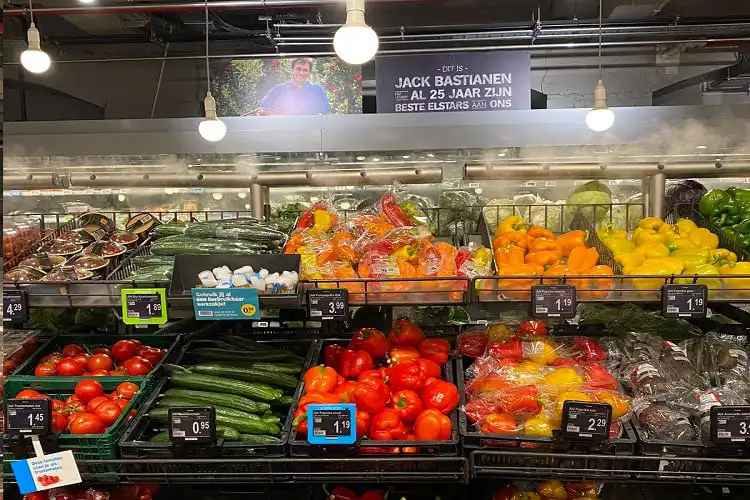 Mercado na Bélgica, onde é possível ver a seção de frutas e vegetais.
