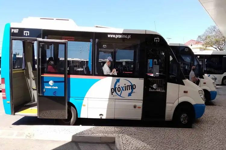 Ônibus da empresa de transportes de Faro aguarda passageiros