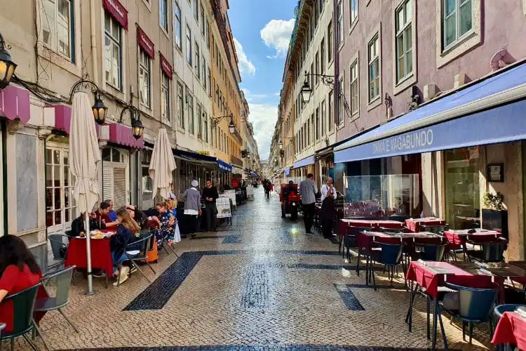 Rua da região central de Lisboa com seus restaurantes.