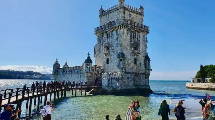 Torre de Belém em dia de céu azul.