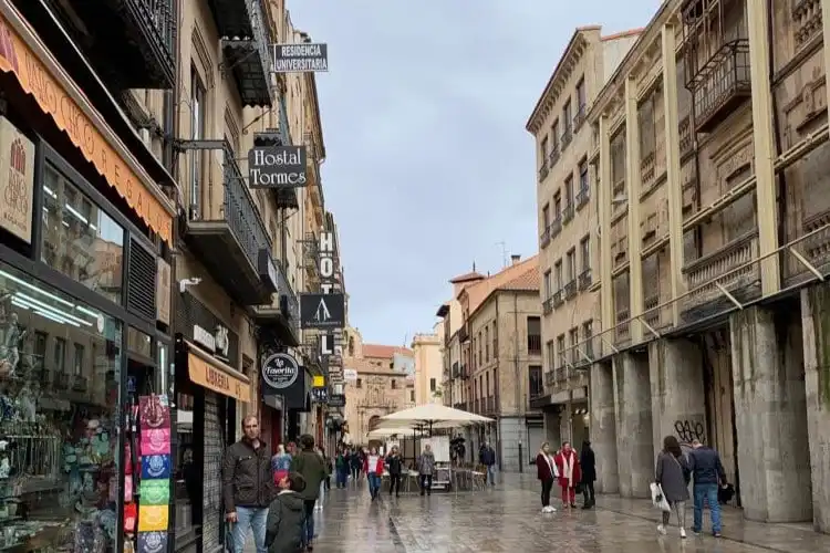 Rua do centro histórico de Salamanca
