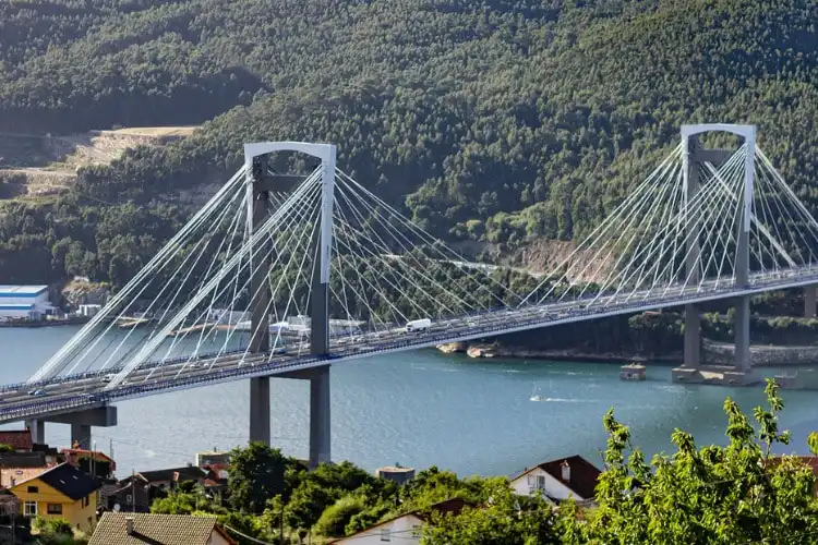 Ría de Vigo e ponte de Rande, na Gaícia, Espanha.