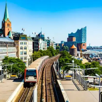 Vista de trilhos de trem e prédios em cidade alemã