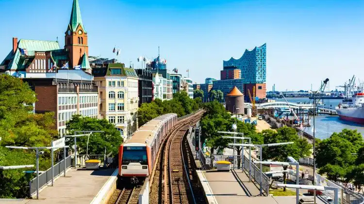 Vista de trilhos de trem e prédios em cidade alemã
