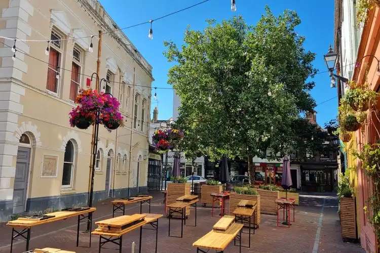 Café vazio no centro da cidade de Margate, Inglaterra.