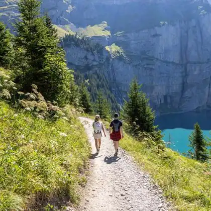 Pessoas caminhando na Suíça