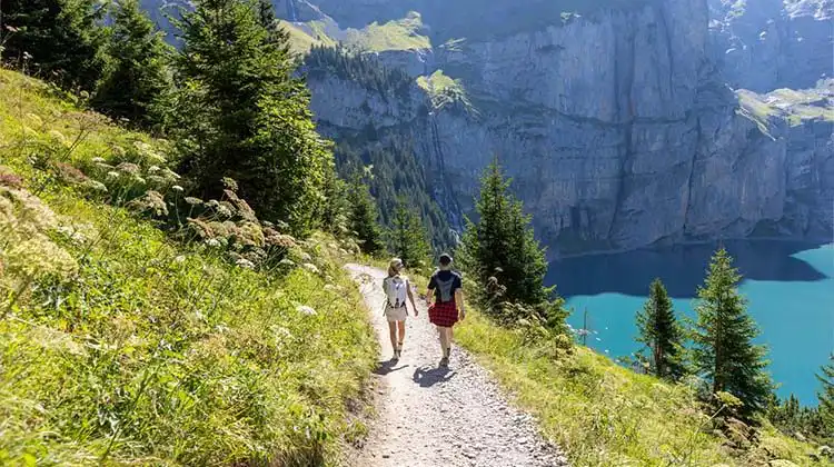 Pessoas caminhando na Suíça