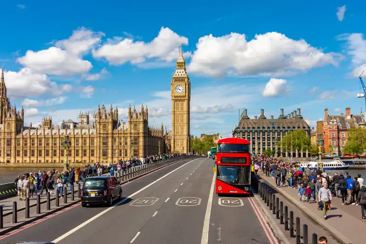 Pessoas entrando no ônibus vermelho em Londres. 