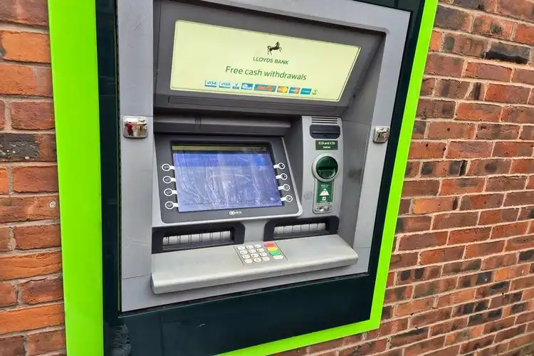 Caixa ATM em um banco na Inglaterra. 