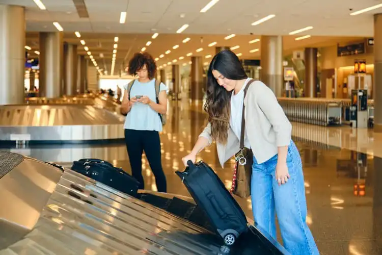 Menina no aeroporto com bagagem