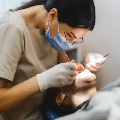Dentista na Alemanha atendendo paciente.