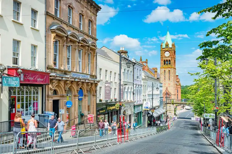 Centro da cidade irlandesa de Derry em dia ensolarado