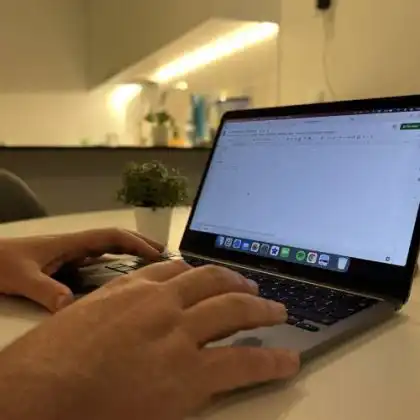 Mãos masculinas trabalhando no computador em home-office