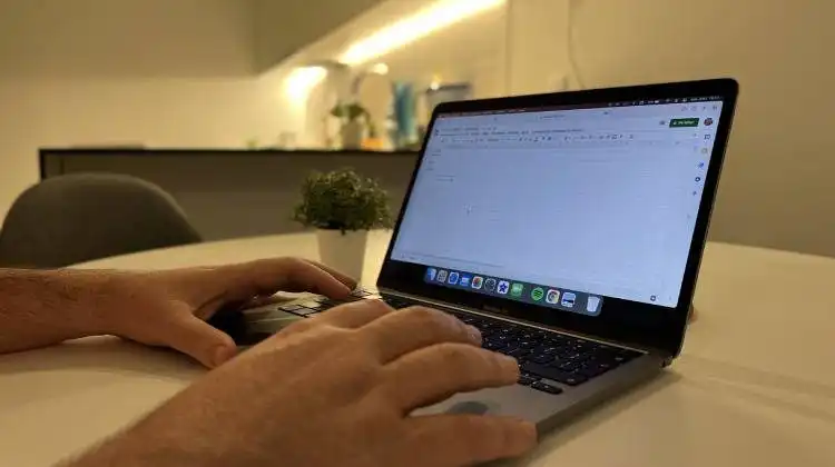 Mãos masculinas trabalhando no computador em home-office
