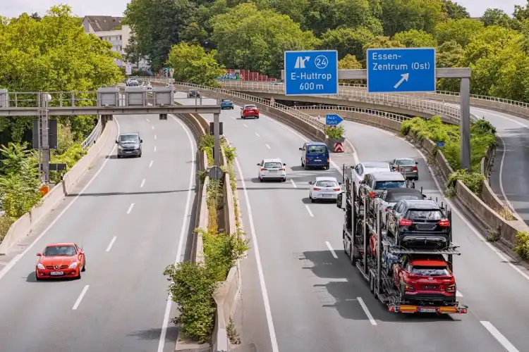 Trânsito em estrada na Alemanha
