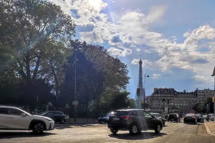 Carros trafegando em Paris.