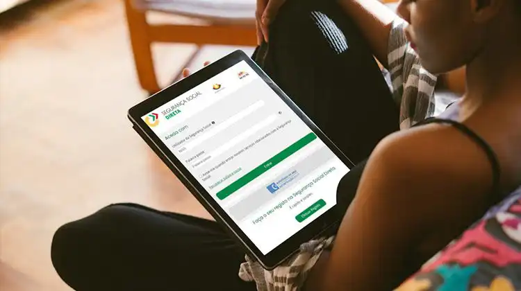 Mulher acessando a Segurança Social Direta