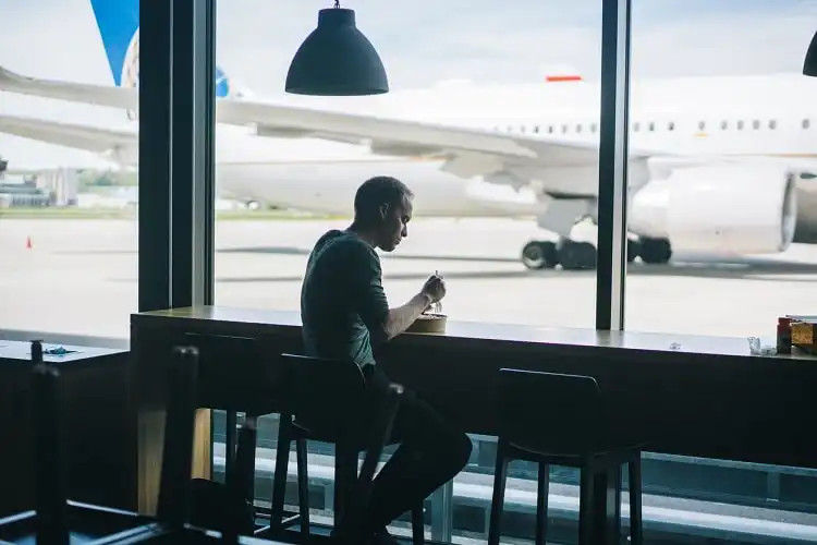 Homem fazendo refeição em aeroporto