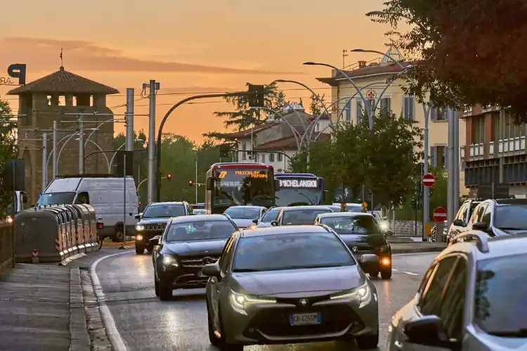 Ao alugar carro em Florença, deve considerar o forte trânsito na cidade.