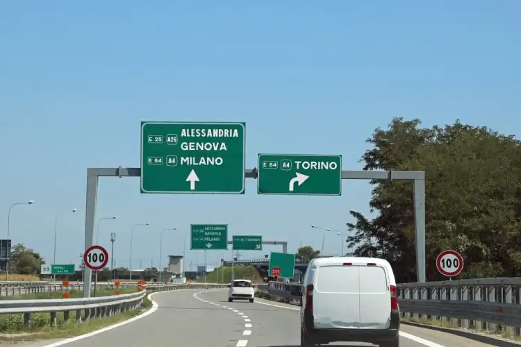 Carros em uma estrada sinalizada na Itália. 
