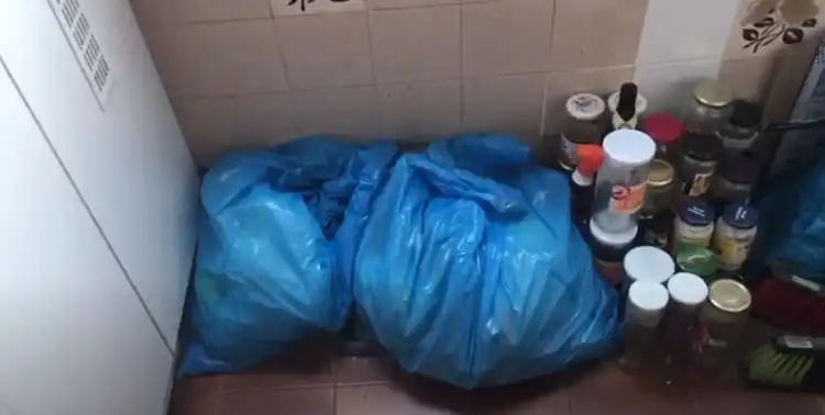 Sacos de lixo na cozinha de apartamento