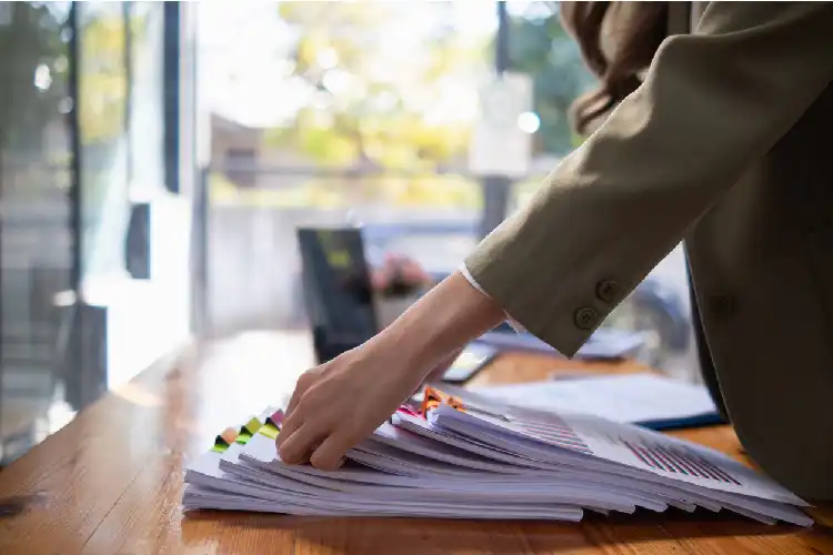 Mulher procurando documento de filhos para cidadania italiana