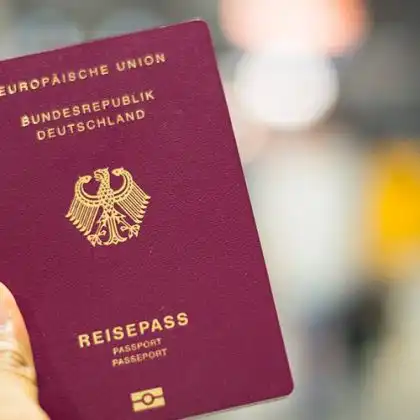 Pessoa segurando passaporte alemão
