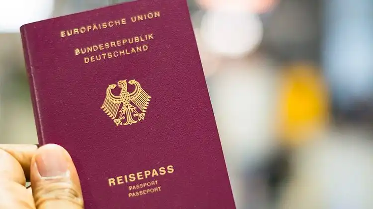 Pessoa segurando passaporte alemão