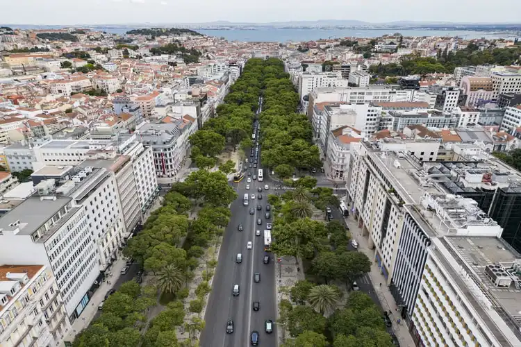 Avenida residencial em Lisboa, Portugal