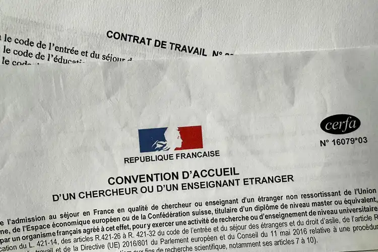 Contrato para solicitação para o visto de trabalho na França.